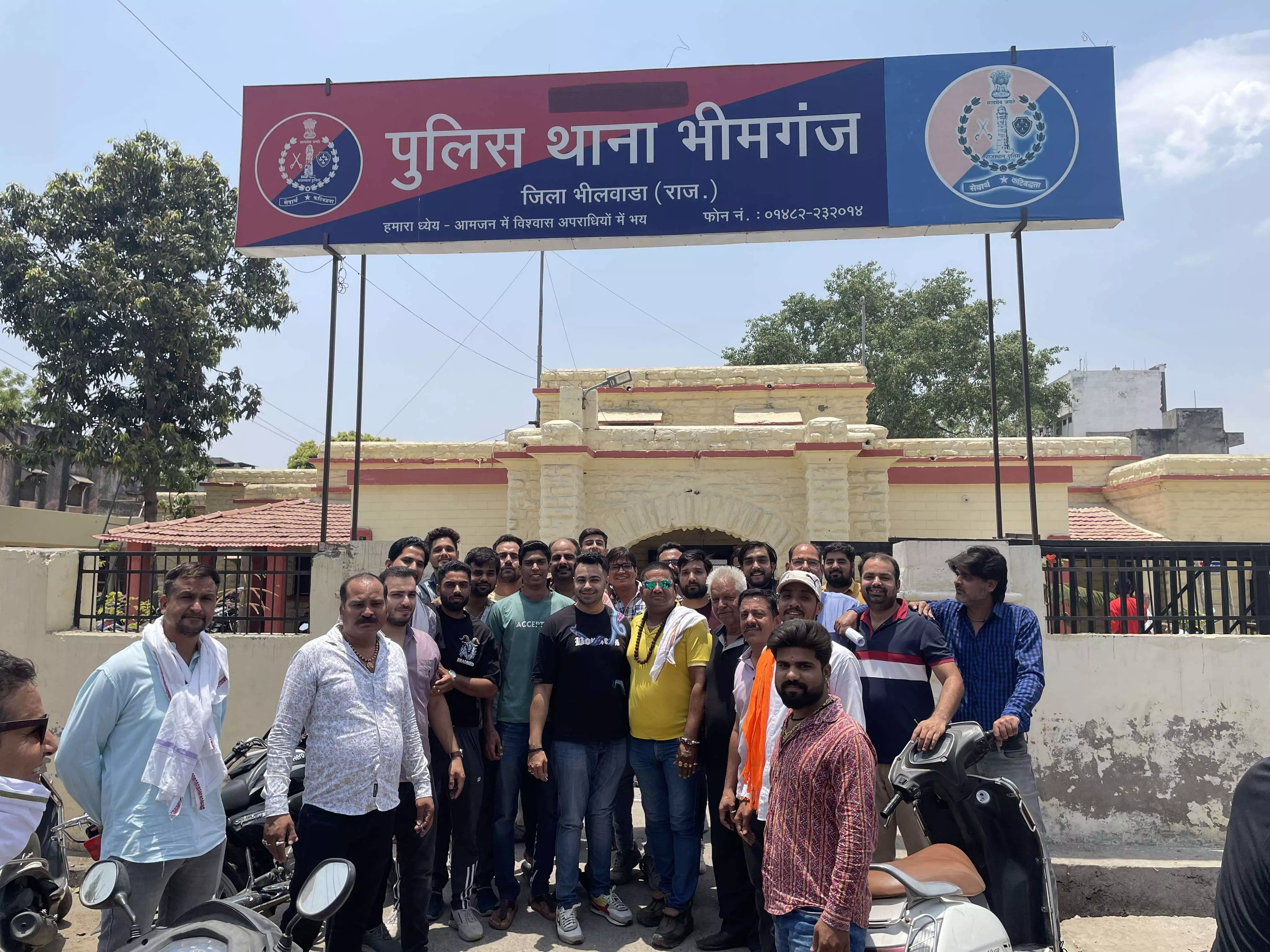 स्वर्णकार समाज का भीमगंज थाने पर प्रदर्शन, की गिरफ्तारी की मांग, बंद की दी चेतावनी स्वर्णकार समाज का भीमगंज थाने पर प्रदर्शन, की गिरफ्तारी की मांग, बंद की दी चेतावनी