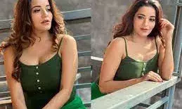 सागर किनारे इठलाती दिखीं मोनालिसा?