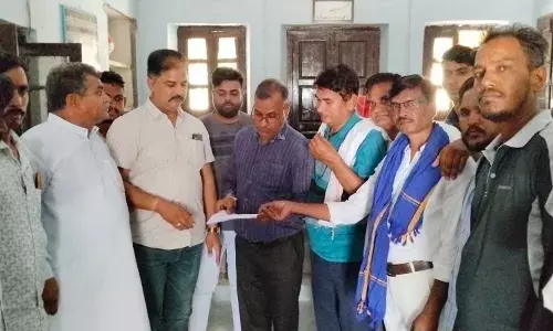 दलित समाज के मकान को बचाने के लिए सौंपा ज्ञापन