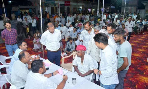 रात्रि चौपाल में समस्याओं से राहत पाकर ग्रामीणों के खिले चेहरे