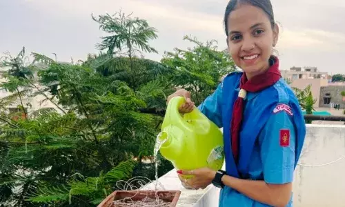 पुरानी बोतलों, खाली डिब्बो और अन्य वेस्ट सामग्री से बना रहे परिंडे