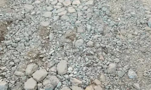 गेणोली ग्राम पंचायत के तीन गांवों में घटिया निर्माण से सीसी सड़क टूटी