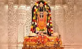 बालक राम पी रहे फलों का जूस, पहन रहे सूती कपड़े