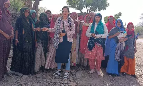 हीट वेव को लेकर प्रशासन अलर्ट, नरेगा साइट पर ओआरएस पैकेट किए वितरित हीट वेव को लेकर प्रशासन अलर्ट, नरेगा साइट पर ओआरएस पैकेट किए वितरित