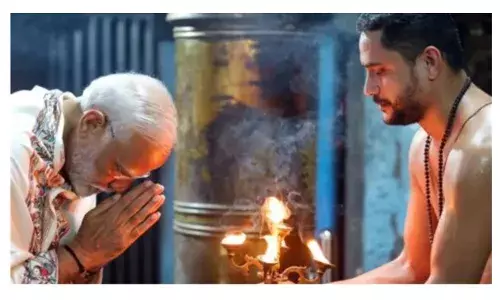 पीएम मोदी 45 घंटे की ध्यान साधना में लीन धोती कुर्ते में की पूजा