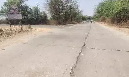 ठेकेदार नें मेगा हाइवे पर बरसाती नाला नहीं बनाया,किसानों की साख पर आंच