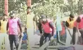 लड़खड़ाकर मैदान पर गिरा खिलाड़ी, हार्ट अटैक से मौत