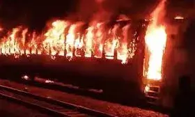 नई दिल्ली  में ताज एक्सप्रेस   भीषण आग  चंद मिनट में ट्रेन के तीन कोच आग का गोला बन
