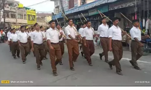 स्वयंसेवकों ने मिलाई कदम ताल, पुष्प वर्षा से हुआ स्वागत स्वयंसेवकों ने मिलाई कदम ताल, पुष्प वर्षा से हुआ स्वागत