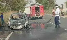 चलती कार में आग, दो लोगों ने उतर कर बचाई जान