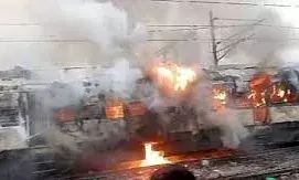 पटना-देवघर मेमू पैसेंजर ट्रेन  में लगी भीषण आग, यात्रियों ने कूद कर बचाई जान