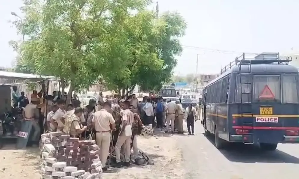 सडक हादसे मे युवक की मौत से ,आक्रोशित ग्रामीणों  का  केलवा चौपाटी पर  प्रदर्शन