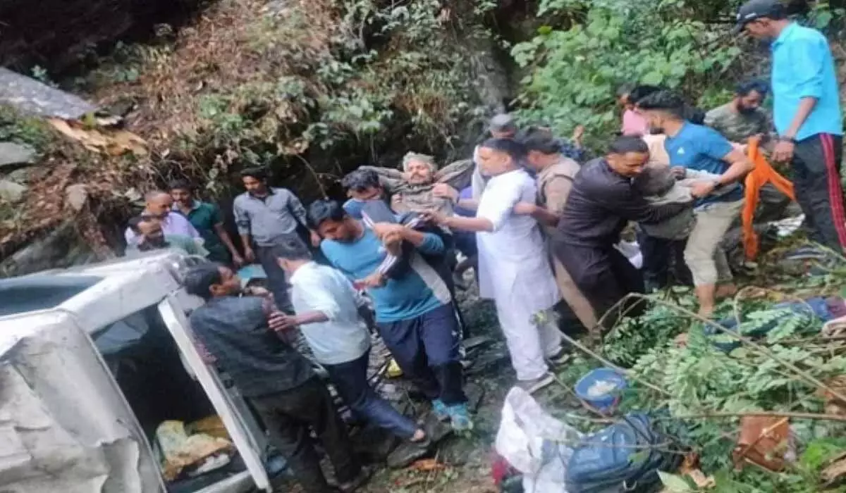 खाई में गिरी सवारियों से भरी मैक्स, 7 की मौत खाई में गिरी सवारियों से भरी मैक्स, 7 की मौत