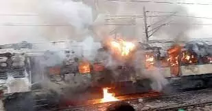 पटना से जसीडीह जा रही पैसेंजर ट्रेन में लगी भीषण आग, यात्रियों में मची अफरातफरी