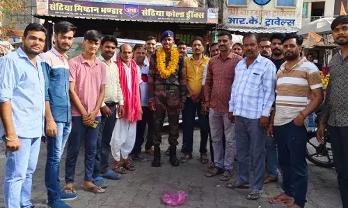 अग्निवीर बनकर लौटे जवान पर लोगों ने बरसाए पुष्प