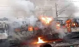 पटना से जसीडीह जा रही पैसेंजर ट्रेन में लगी भीषण आग, यात्रियों में मची अफरातफरी