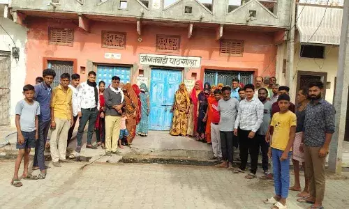 आंगनवाड़ी सहायिका को हटाने की मांग आंगनवाड़ी सहायिका को हटाने की मांग