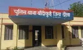 झपकी आने से कार पलटी, तीन घायल