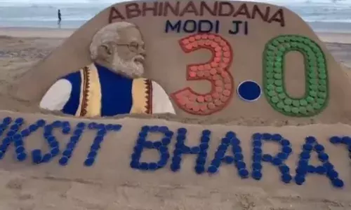 प्रधानमंत्री नरेंद्र मोदी के शपथ ग्रहण समारोह से पहले  पटनायक ने रेत की कलाकृति बनाकर  अभिनंदन किया।