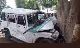 अमेठी में तीन महिलाओं सहित पांच की मौत, बुलेट को टक्कर मारने के बाद पेड़ से टकराई बोलेरो