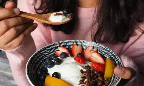 दही के साथ ये 5 चीजें खाने से बचें, वरना पेट में मचेगा घमासान