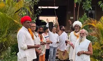 गोपुष्टि सुरभि यज्ञ मंडप के ऊपर चढ़ाया ध्वज