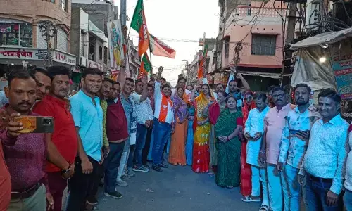 भाजपाईयों ने चलाए पटाखे, बांटी मिठाई