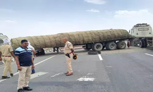 टायर फटने से अनियंत्रित हुआ ट्रेलर खारी नदी ब्रिज पर लटका