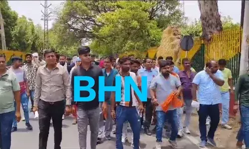 भारत-पाक मैच में भारत जीत का विरोध कर हमला करने वालों की गिरफ्तारी की मांग, कलेक्ट्रेट पर किया प्रदर्शन