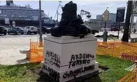 महात्मा गांधी की प्रतिमा तोड़ी गई, खालिस्तानी नारे लिखे महात्मा गांधी की प्रतिमा तोड़ी गई, खालिस्तानी नारे लिखे