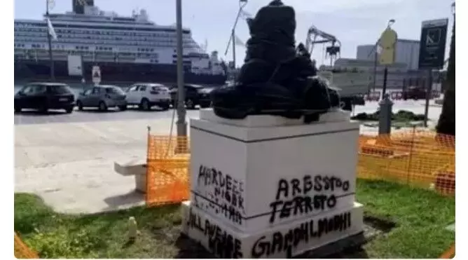 इटली में खालिस्तानियों ने मचाया बवाल: महात्मा गांधी की जिस प्रतिमा का पीएम मोदी को करना था उद्घाटन, उसे तोड़ा इटली में खालिस्तानियों ने मचाया बवाल: महात्मा गांधी की जिस प्रतिमा का पीएम मोदी को करना था उद्घाटन, उसे तोड़ा