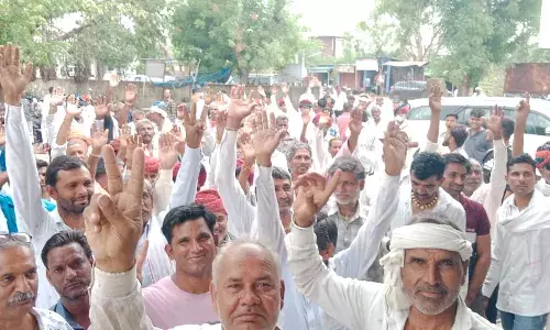 अफीम डोडा चूरे के मुआवजे की मांग को लेकर एसडीएम को सौंपा ज्ञापन