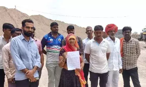 लाखों टन बजरी का अवैध दोहन कर स्टॉक कर रहे हैं बजरी माफ‍िया, ग्रामीणों ने क‍िया विरोध प्रदर्शन, दी आन्‍दोलन की चेतावनी