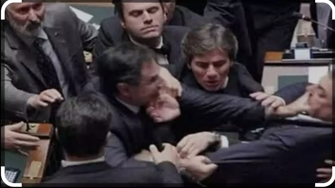 इटली की संसद में जी-7 शिखर सम्मेलन से पहले हाथापाई में विपक्षी सांसद को आई गंभीर चोटें इटली की संसद में जी-7 शिखर सम्मेलन से पहले हाथापाई में विपक्षी सांसद को आई गंभीर चोटें