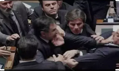 इटली की संसद में जी-7 शिखर सम्मेलन से पहले हाथापाई में विपक्षी सांसद को आई गंभीर चोटें इटली की संसद में जी-7 शिखर सम्मेलन से पहले हाथापाई में विपक्षी सांसद को आई गंभीर चोटें