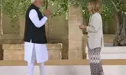 जी7 शिखर सम्मेलन पहुंचे प्रधानमंत्री मोदी, इटली की पीएम मेलोनी ने किया स्वागत जी7 शिखर सम्मेलन पहुंचे प्रधानमंत्री मोदी, इटली की पीएम मेलोनी ने किया स्वागत