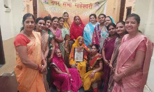 माहेश्वरी महिला मंडल द्वारा शतायु पार नुवाल का किया सम्मान