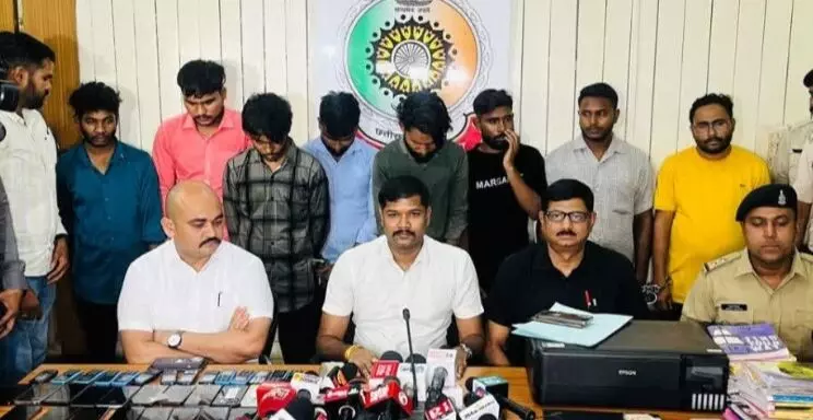 नौकरी दिलाने के नाम पर ठगी से लेकर नोट छापने वाले 8 आरोपी गिरफ्तार नौकरी दिलाने के नाम पर ठगी से लेकर नोट छापने वाले 8 आरोपी गिरफ्तार