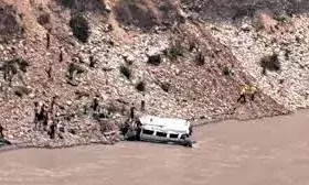 अलकनंदा नदी में टैंपो ट्रैवलर  गिरा ,14 यात्रियों की मौत ,12 को बचाया
