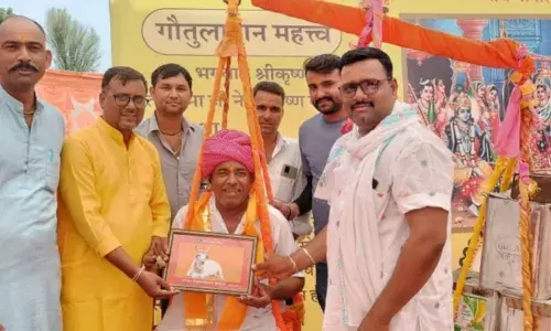 मोर मुकुट पीताम्बर सोहे ऐ री सखी मेरो तो गिरधर गोपाल...