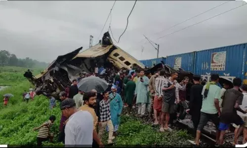 कंचनजंगा एक्सप्रेस को मालगाड़ी ने पीछे से मारी टक्कर, 15 की मौत, 4 दर्जन से ज्यादा घायल