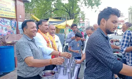 गर्मी से राहत के लिए संकटमोचन हनुमान मंदिर के बाहर पिलाया शरबत