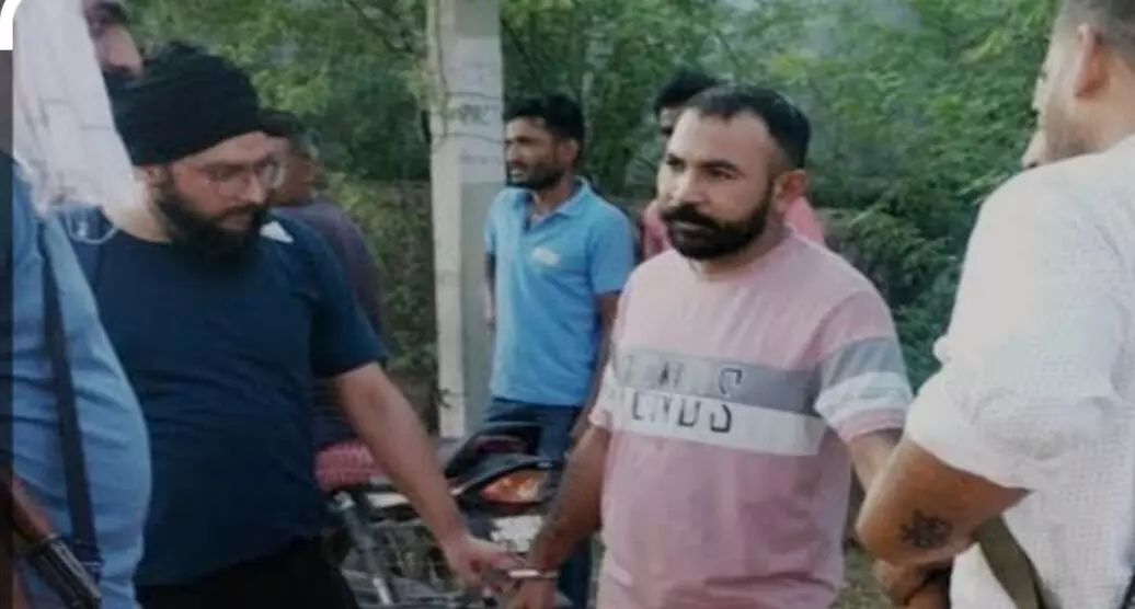 अजमेर में हथियारों का जखीरा बरामद, लॉरेंस बिश्नोई गैंग का असलहा सप्लायर गिरफ्तार अजमेर में हथियारों का जखीरा बरामद, लॉरेंस बिश्नोई गैंग का असलहा सप्लायर गिरफ्तार