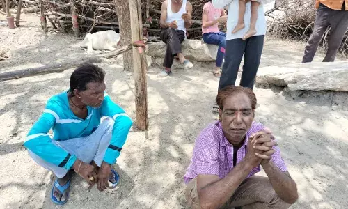 दो लोगों को ग्रामीणों ने दबोचा, पुलिस कर रही है पूछताछ