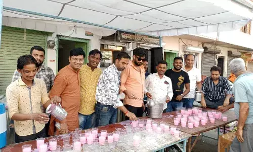 निर्जला एकादशी पर पिलाया मिल्क रोज