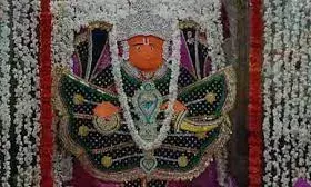 मोगरे से सजे बाबा गुमानदेव हनुमान, 11 किस्म के आमों का लगा भोग