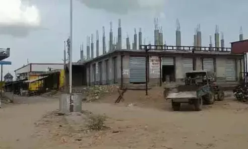 सुरसुरा गांव में अवैध निर्माण, रोक की मांग को लेकर मंत्री को सौंपा ज्ञापन