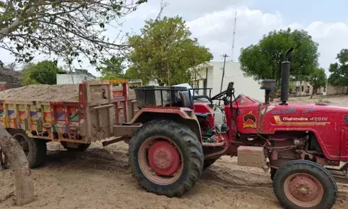 बजरी परिवहन करती ट्रैक्टर-ट्रॉली जब्त बजरी परिवहन करती ट्रैक्टर-ट्रॉली जब्त
