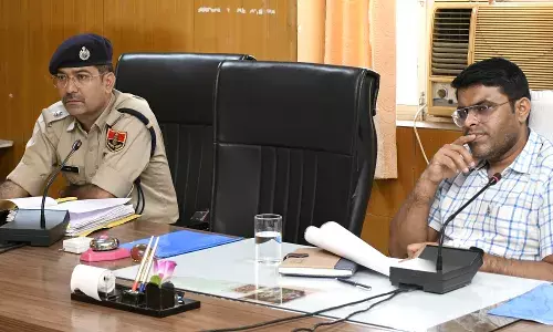 सड़क पर मरम्मत के कार्य बीच में न छोड़ें और समय पर पूरा करें :कलक्टर सड़क पर मरम्मत के कार्य बीच में न छोड़ें और समय पर पूरा करें :कलक्टर