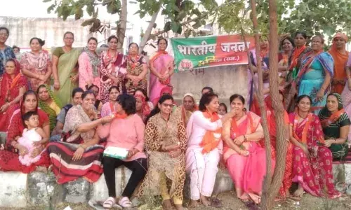 शिक्षा क्षेत्र में राज्य सरकार द्वारा महिलाओं को 50% आरक्षण देने पर आनंद उत्सव मनाया